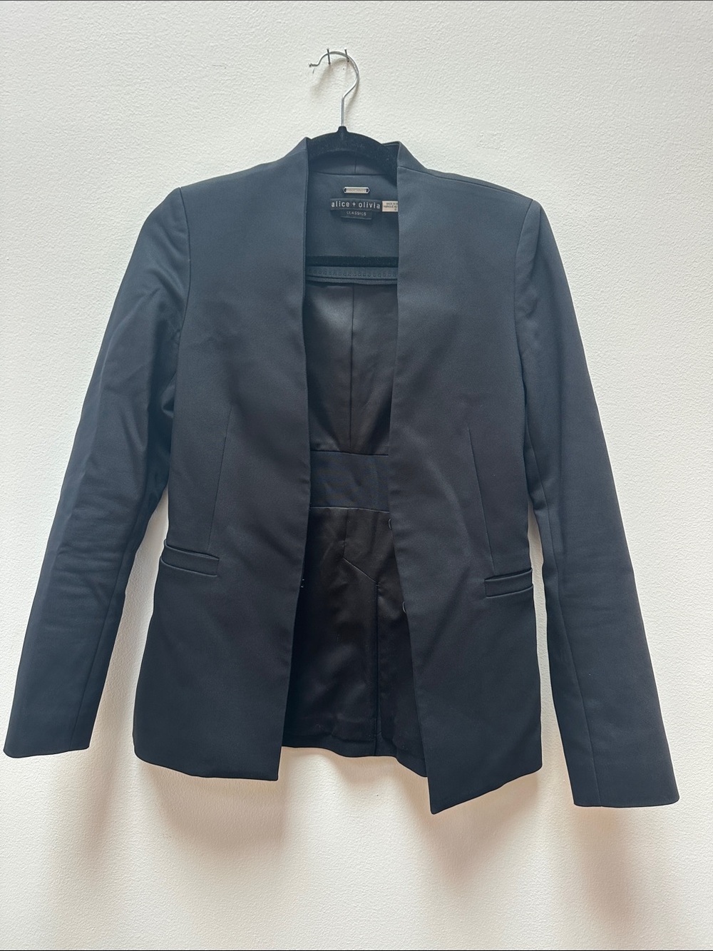 Alice + Olivia Black Open-Front Collarless Blazer